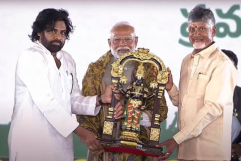 Narendra Modi being felicitated during the swearing-in ceremony